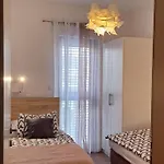 아파트 Two Bedroom With Balcony And Sea View Roza A1 시베니크