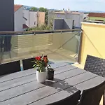 아파트 Two Bedroom With Balcony And Sea View Roza A1