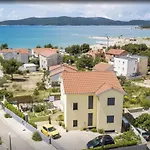 아파트 Two Bedroom With Balcony And Sea View Roza A1 시베니크