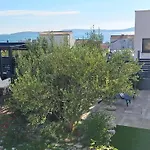 아파트 Two Bedroom With Balcony And Sea View Roza A1 시베니크