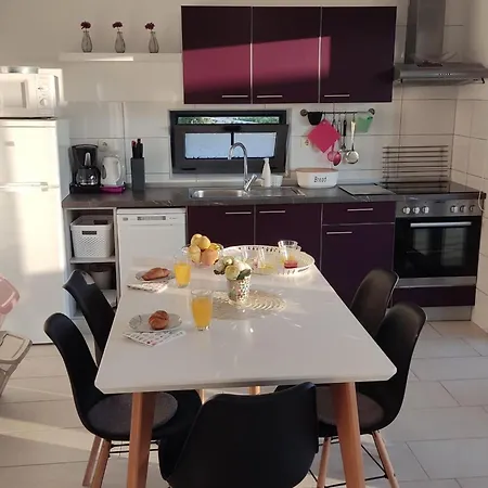 Two Bedroom With Balcony And Sea View Roza A1 Apartmán *