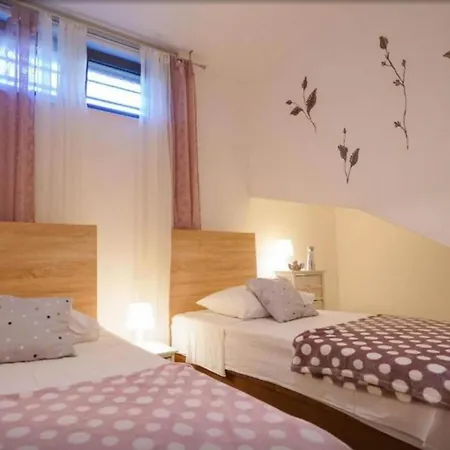 Two Bedroom With Balcony And Sea View Roza A1 希贝尼克