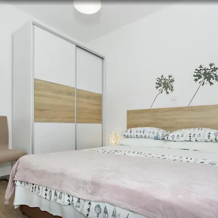 Two Bedroom With Balcony And Sea View Roza A1 *