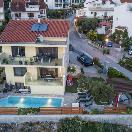 Two Bedroom With Balcony And Sea View Roza A1