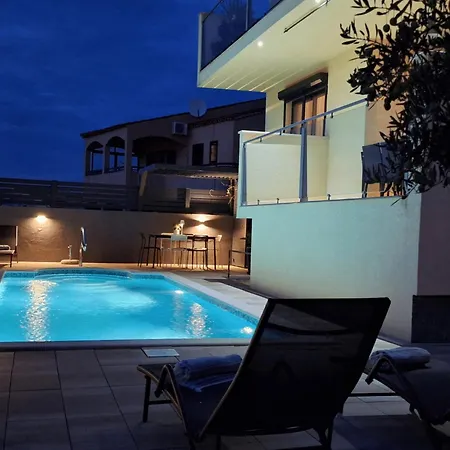 公寓 Two Bedroom With Balcony And Sea View Roza A1 *