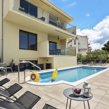 Two Bedroom With Balcony And Sea View Roza A1