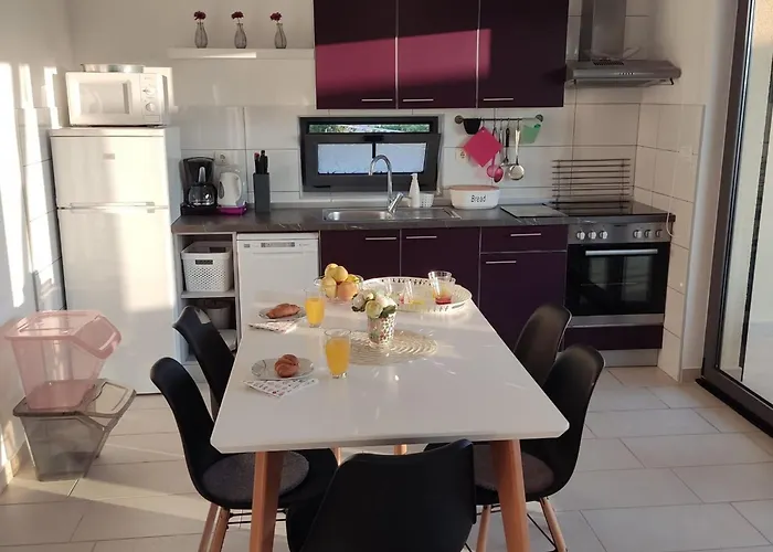 Two Bedroom With Balcony And Sea View Roza A1 Apartman *