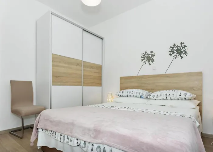 Two Bedroom With Balcony And Sea View Roza A1 *