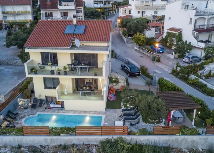 Two Bedroom With Balcony And Sea View Roza A1